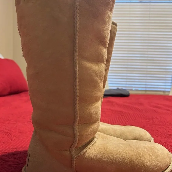 UGG Classic Tall boots in women’s 8 - Picture 4 of 13